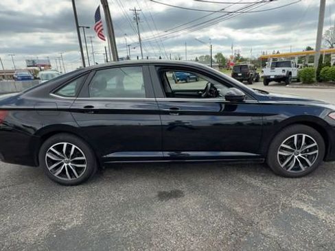 Used 2025 Volkswagen Jetta SE FWD image 9