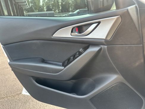 Used 2018 MAZDA MAZDA3 Sport FWD image 18