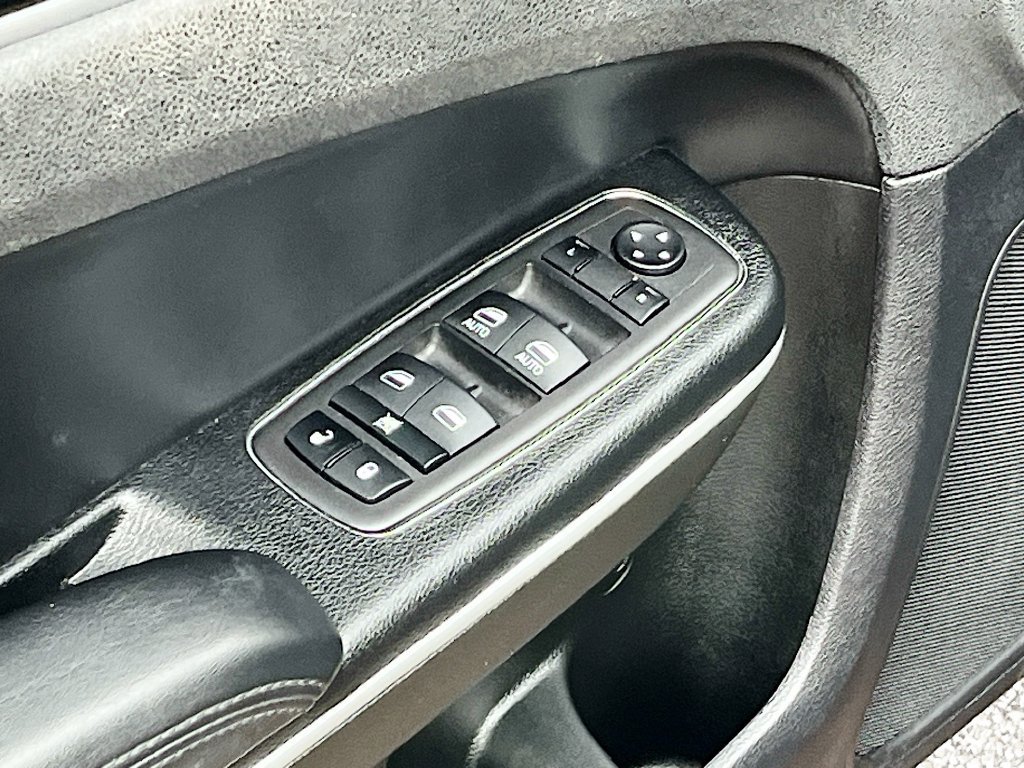 Used 2023 Chrysler 300 Touring RWD image 18