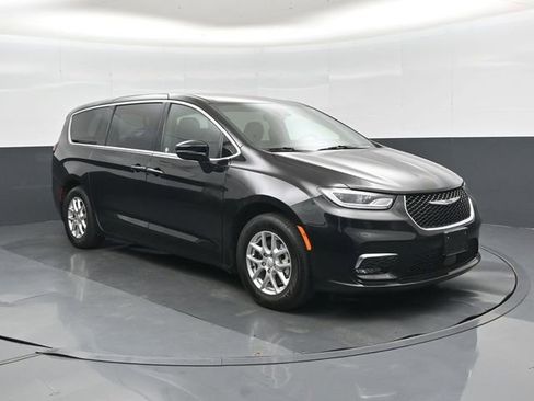Used 2025 Chrysler Pacifica Select FWD image 1