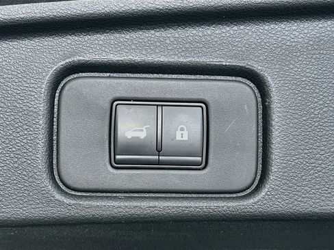 Used 2025 Nissan Pathfinder SL AWD/4WD image 32
