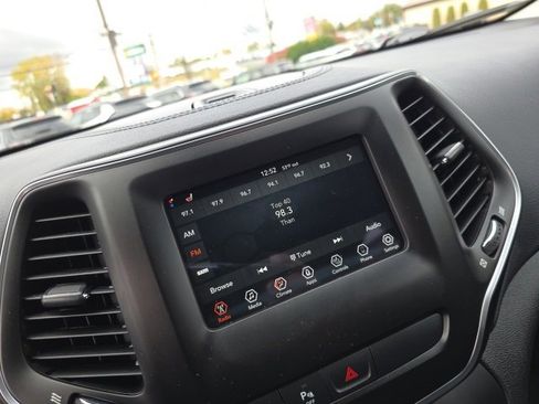 Used 2020 Jeep Cherokee Latitude Plus w/ Cold Weather Group image 23