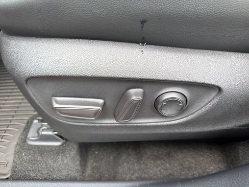 Used 2025 Toyota Highlander XLE FWD image 19