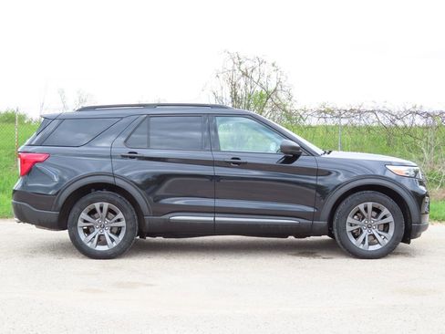 Used 2021 Ford Explorer XLT w/ Equipment Group 202A AWD/4WD image 2