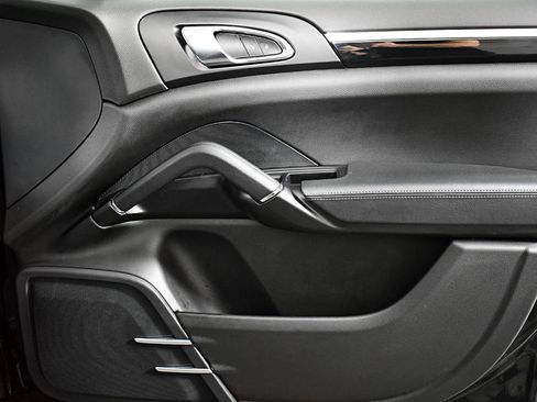 Used 2015 Porsche Cayenne S image 43