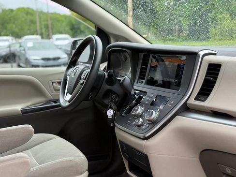 Used 2015 Toyota Sienna L FWD image 41