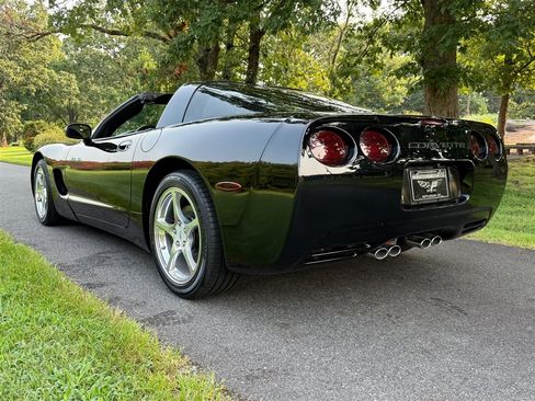 Used 2004 Chevrolet Corvette Coupe RWD image 20