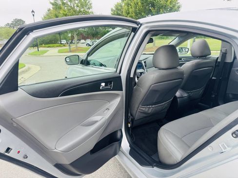 Used 2012 Hyundai Sonata SE w/ Navigation & Sunroof Pkg FWD image 7