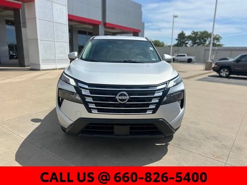 Used 2024 Nissan Rogue SV AWD/4WD image 3