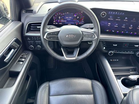 Used 2025 Chevrolet Suburban Z71 image 22