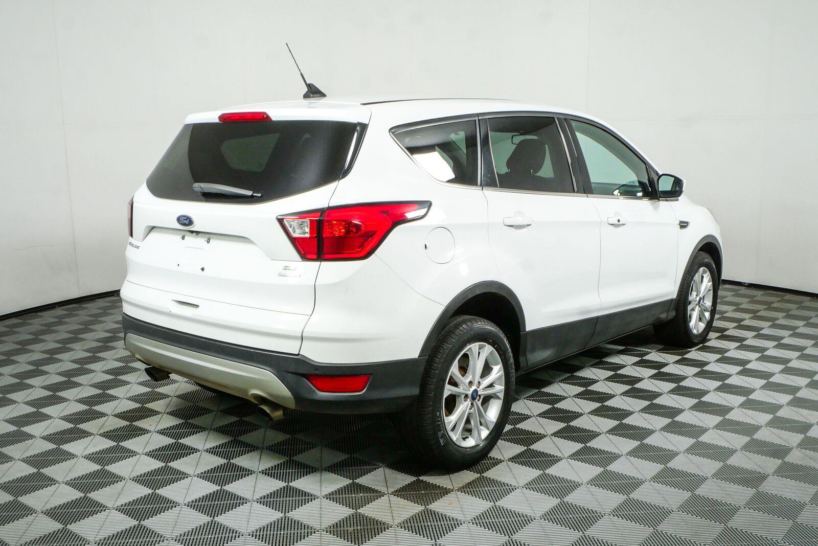 Used 2019 Ford Escape SE FWD image 3