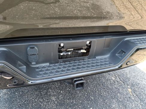 Used 2024 Chevrolet Colorado Z71 w/ Z71 Convenience Package 2 AWD/4WD image 18