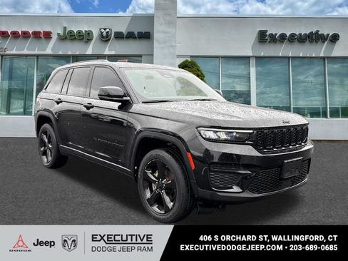 Used 2023 Jeep Grand Cherokee Altitude AWD/4WD image 5