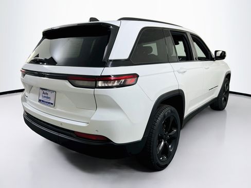Used 2023 Jeep Grand Cherokee Altitude AWD/4WD image 5