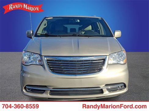 Used 2015 Chrysler Town & Country Touring image 2