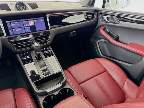 Certified 2025 Porsche Macan AWD/4WD image 26