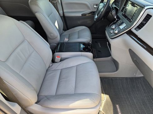 Used 2018 Toyota Sienna XLE Premium image 12