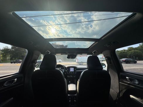 Used 2019 Volvo XC40 T5 R-Design image 11