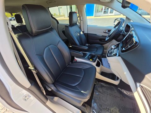 Used 2024 Chrysler Pacifica Touring-L FWD image 12