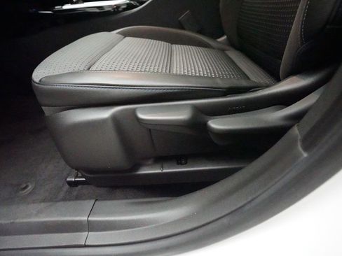 Used 2024 Chevrolet Trax LT w/ Sunroof Package FWD image 28