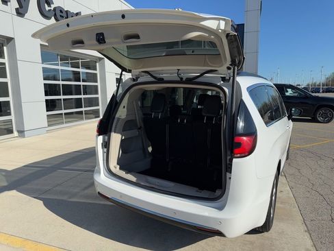 Used 2023 Chrysler Pacifica Limited FWD image 15