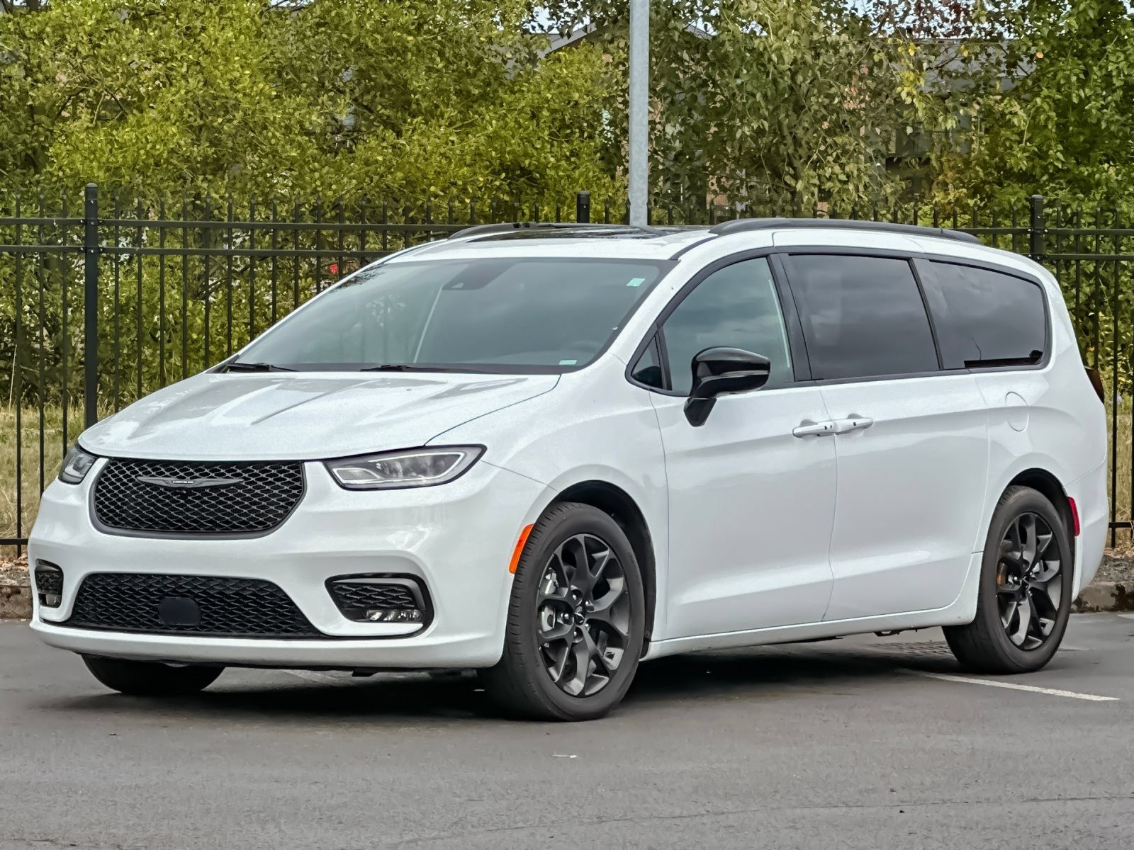 Used 2025 Chrysler Pacifica Limited FWD image 7