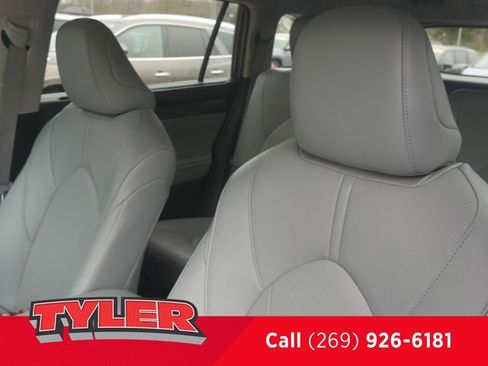 Used 2024 Toyota Highlander Limited AWD/4WD image 40