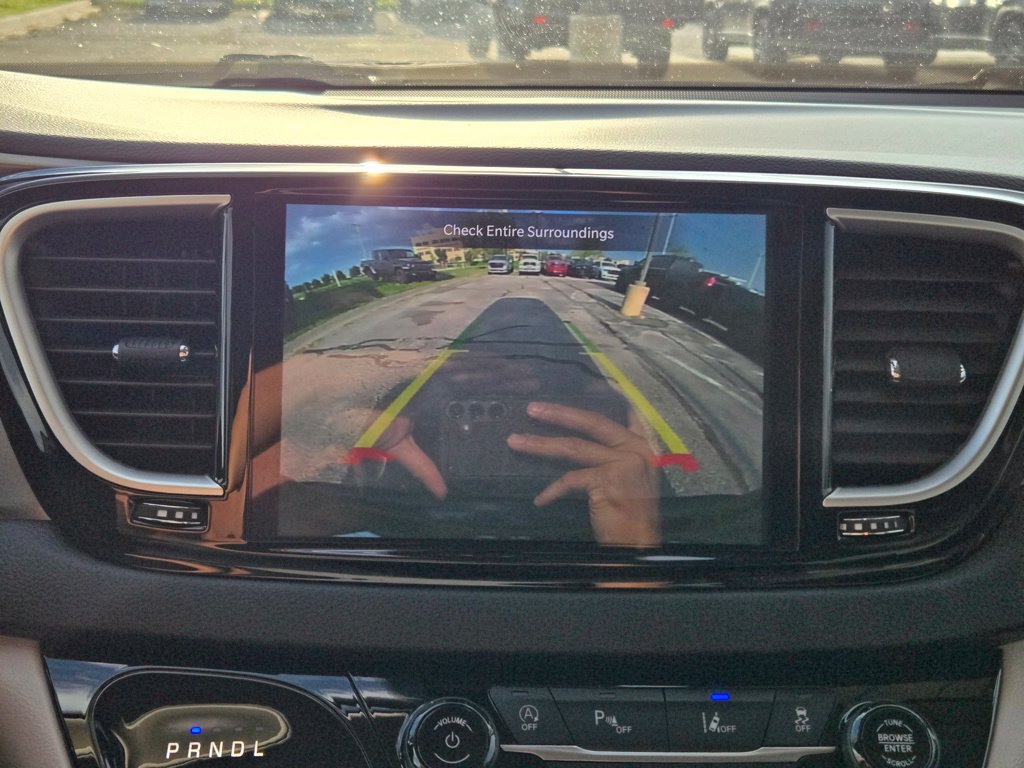 Used 2023 Chrysler Pacifica Touring-L FWD image 22