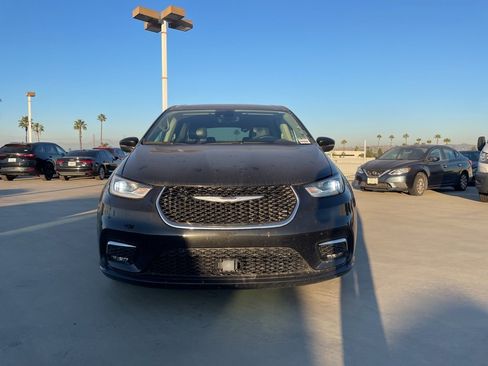 Used 2023 Chrysler Pacifica Touring-L image 6