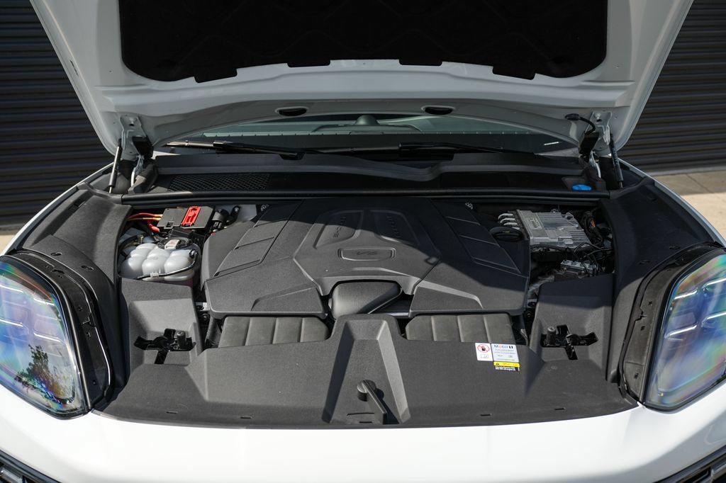 Certified 2024 Porsche Cayenne Coupe AWD/4WD image 10