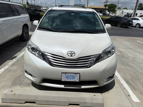 Used 2017 Toyota Sienna AWD image 1