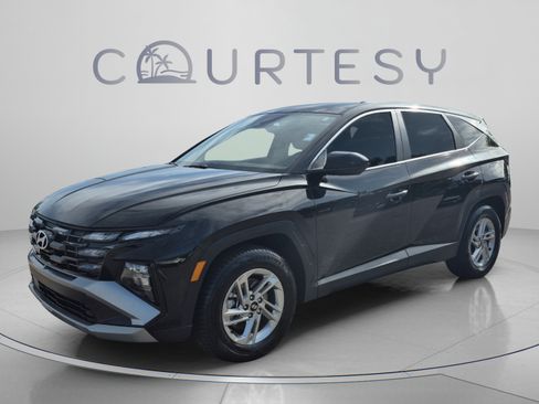 Used 2025 Hyundai Tucson SE FWD image 1
