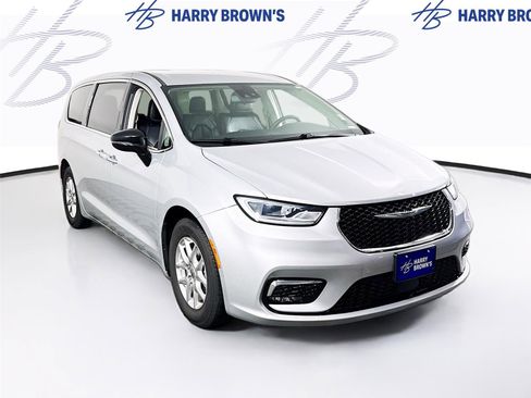Used 2024 Chrysler Pacifica Touring-L FWD image 26
