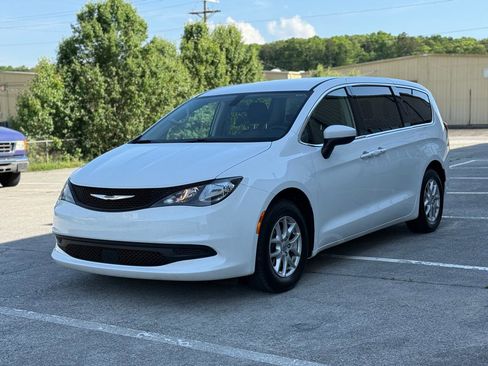 Used 2022 Chrysler Voyager LX FWD image 9