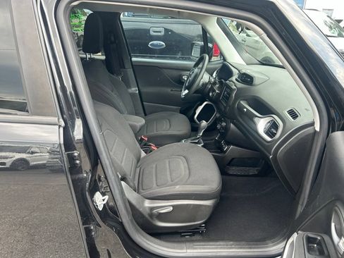Used 2020 Jeep Renegade Latitude FWD image 17