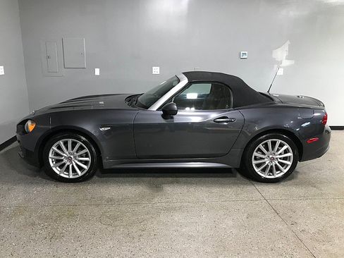 Used 2017 FIAT 124 Spider Lusso RWD image 12