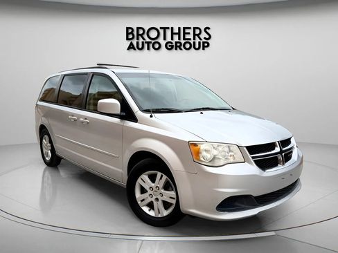 Used 2012 Dodge Grand Caravan SXT w/ UConnect Hands-Free Group FWD image 2