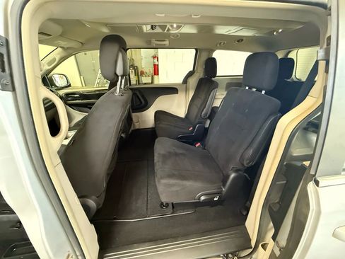 Used 2012 Chrysler Town & Country Touring image 13