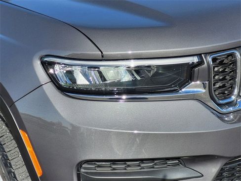 Certified 2025 Jeep Grand Cherokee Laredo image 5