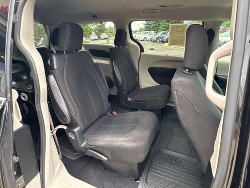 Used 2018 Chrysler Pacifica Touring Plus FWD image 18
