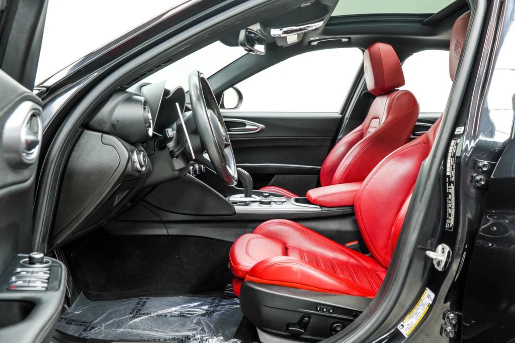 Used 2023 Alfa Romeo Giulia Veloce RWD image 17