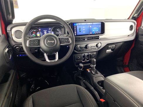 Used 2025 Jeep Wrangler Unlimited Sahara AWD/4WD image 18