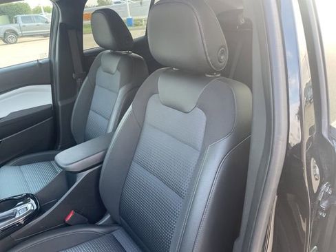 Used 2025 Chevrolet Trax LT w/ LT Convenience Package image 11