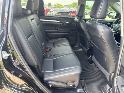 Used 2019 Toyota Highlander XLE AWD/4WD image 25