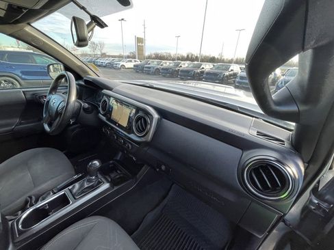 Used 2017 Toyota Tacoma SR image 31