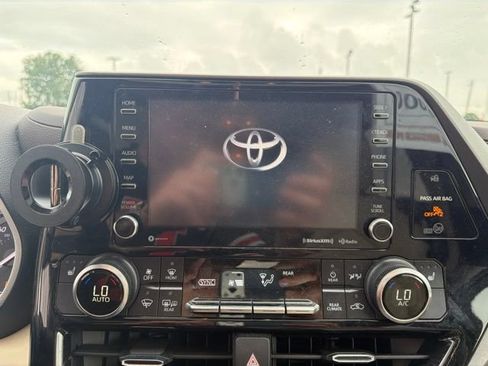 Used 2022 Toyota Highlander XLE AWD/4WD image 23