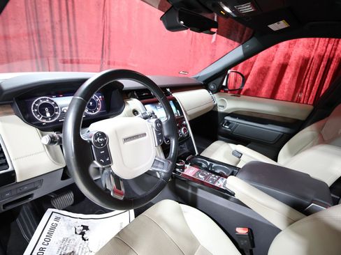 Used 2018 Land Rover Discovery HSE image 12