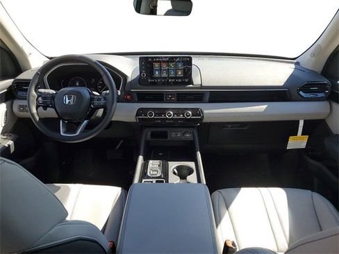 New 2025 Honda Pilot Touring image 9