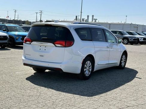 Used 2018 Chrysler Pacifica Touring-L FWD image 5