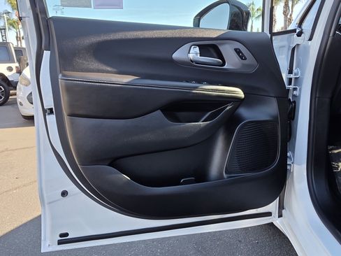 New 2026 Chrysler Pacifica Select image 11